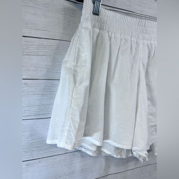 NWT Hollister Ultra High Rise Eyelet Soft Shorts Side Pockets Fully Lined 💗 - Picture 3 of 7